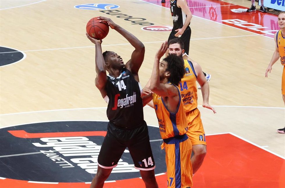 Archivo - Mam Jaiteh, del Segafredo Virtus Bologna lanzando a canasta ante Louis Labeyrie, delValencia Basket Club en un partido de Eurocup