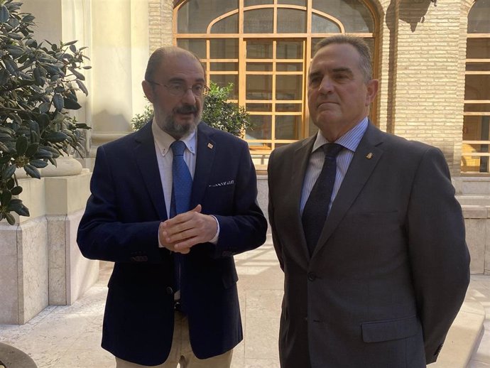 El presidente del Gobierno de Aragón, Javier Lambán, y el teniente general Francisco Gan Pampols.