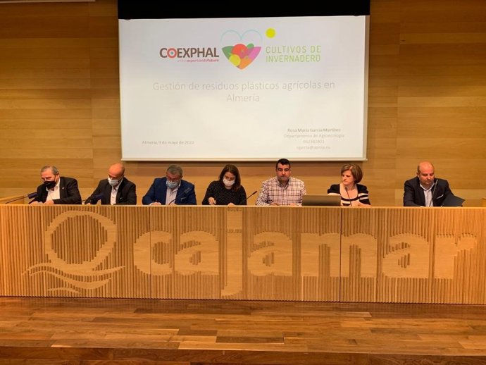 La consejera de Agricultura participa en unas jornadas sobre residuos plásticos en Almería.