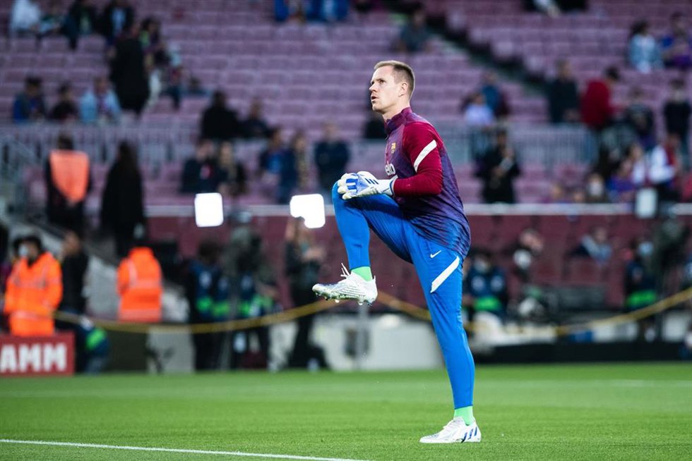 El portero del FC Barcelona Marc-André Ter Stegen en un calentamiento antes de un partido