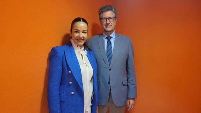 María Ángeles Muriel, coordinadora de Cs en Huelva, junto al delegado territorial de Igualdad, Políticas Sociales y Conciliación, Manuel Antonio Conde.