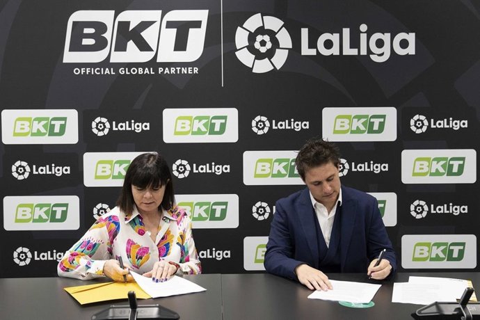 La CEO de BKT Europa, Lucía Salmaso, y el director general ejecutivo de LaLiga, Óscar Mayo.