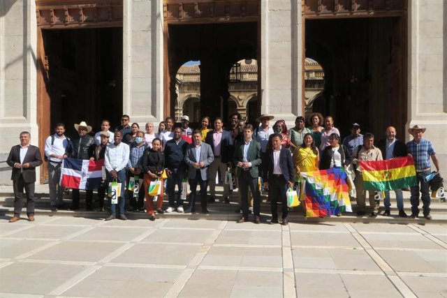 Foto de familia con los representantes de gobiernos locales