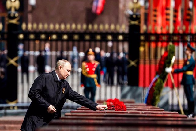 HANDOUT - 9 de mayo de 2022, Moscú, Rusia. El presidente de Rusia, Vladimir Putin, deposita unas flores sobre la Tumba del Soldado Desconocido en el desfile por el 77 aniversario del Día de la Victoria sobre la Alemania nazi. Photo: -/Kremlin/dpa -