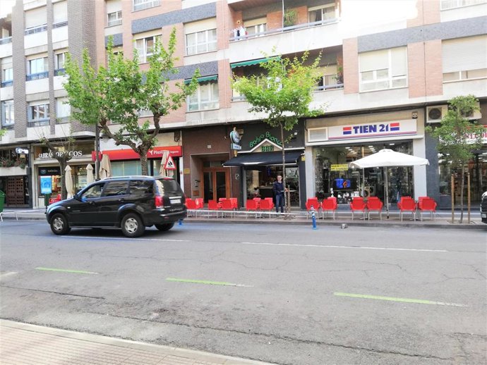 Una terraza en Logroño sin ocupar ya el espacio ampliado a la banda de aparcamiento durante la pandemia