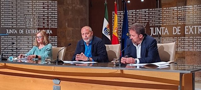 El consejero de Economía, Rafael España, la directora general de Empresa, Ana Vega, y el director general de Extremadura Avante, Miguel Bernal, en la presentación de dos líneas de ayuda del fondo Jeremie 2