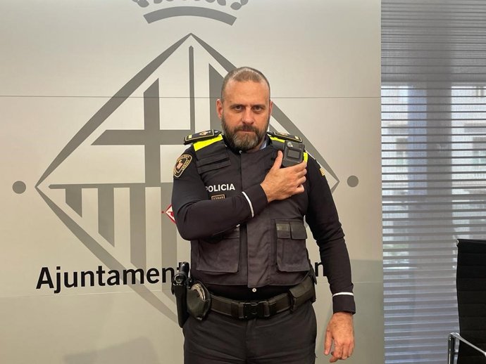 Imagen de un agente de la Guardia Urbana con la cámaras incorporada en su chaleco policial