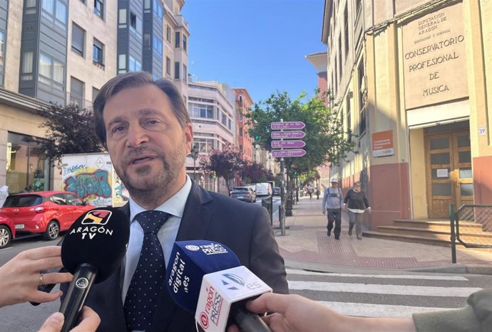 El portavoz de Cultura del PP, Fernando Ledesma, tras visitar el  Conservatorio Profesional de Música.