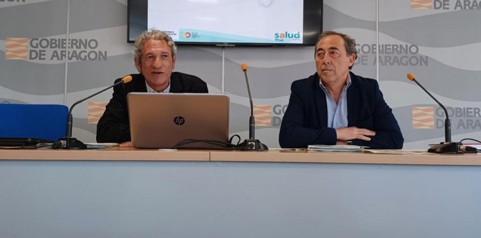 El director general de Asistencia Sanitaria del Gobierno de Aragón, José María Abad, y el gerente del Servicio Aragonés de Salud, José María Arnal.
