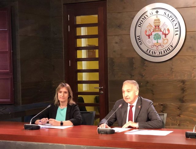 Rocío Lucas junto al rector de la UVA, Antonio Largo.