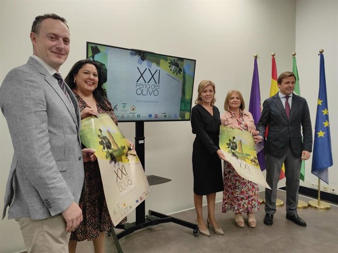La presidenta de Iprodeco, Dolores Amo (segunda por la izda.), en la presentación de la Feria del Olivo de Montoro.