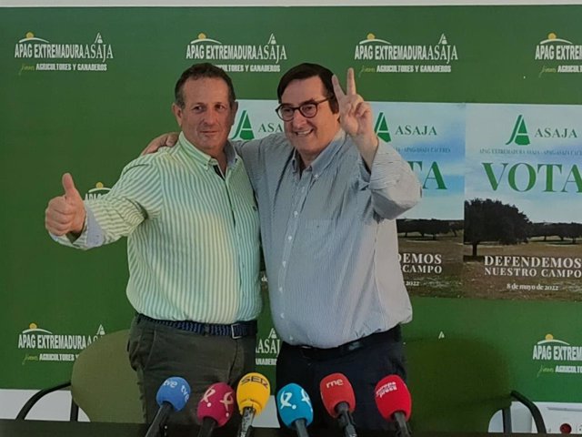 Juan Metidieri y Ángel García Blanco, celebran el resultado en las elecciones al campo.