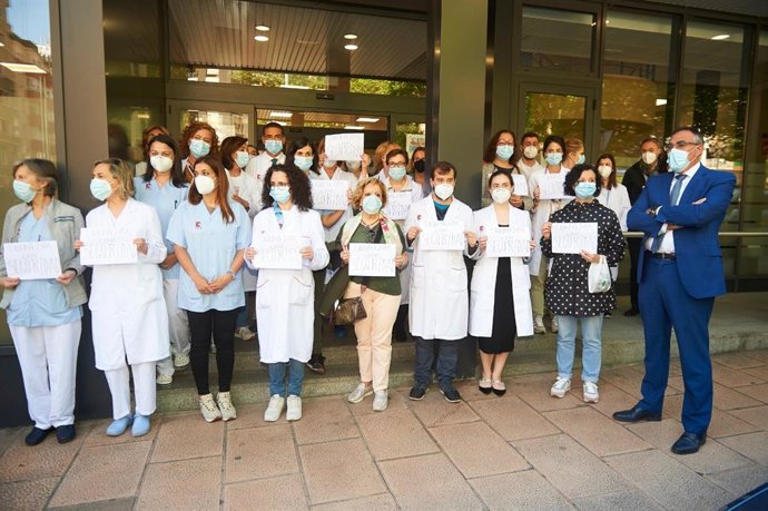 Concentración contra la agresiones al personal sanitario en el Centro de Salud de Vargas