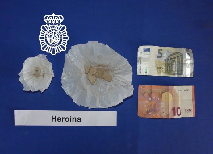 Droga intervenida a los dos ocupantes del vehículo en Salamanca.