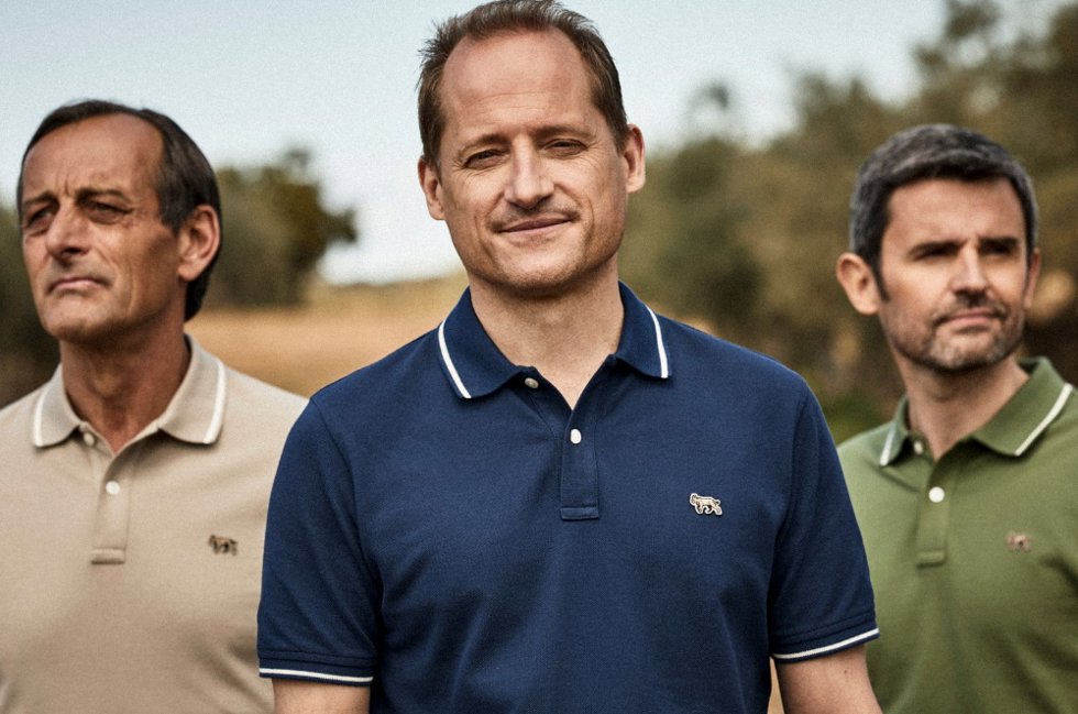 Técnicos de WWF posan con los polos de la colección cápsula lanzada por Cortefiel a beneficio del programa de conservación del lince ibérico de la ONG.