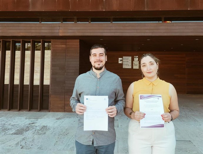 El coordinador autonómico de Podemos en Castilla- La Mancha, José Luis García Gascón, y la secretaria de Políticas de Igualdad y Mundo Rural, Asunción Mateos Gámez.