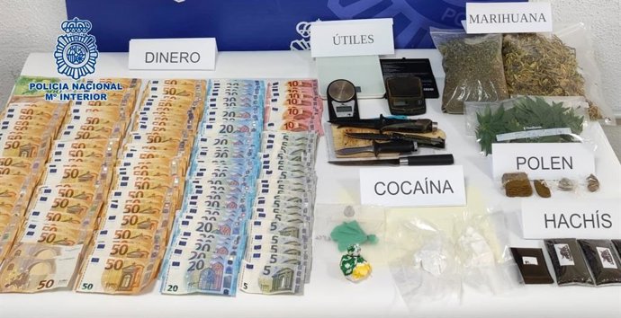 Dinero, droga y otros elementos intervenidos por la Policía Nacional