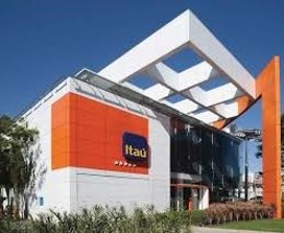 Archivo - Sucursal del banco brasileño Itaú