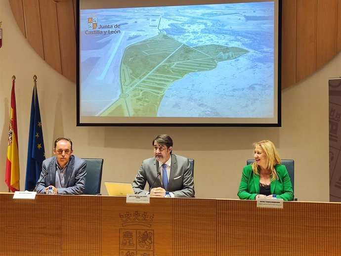 De izda a dcha, Benito Serrano, Juan Carlos Suárez-Quiñones y Yolanda de Gregorio presentan las obras en las cupulas del PEMA.