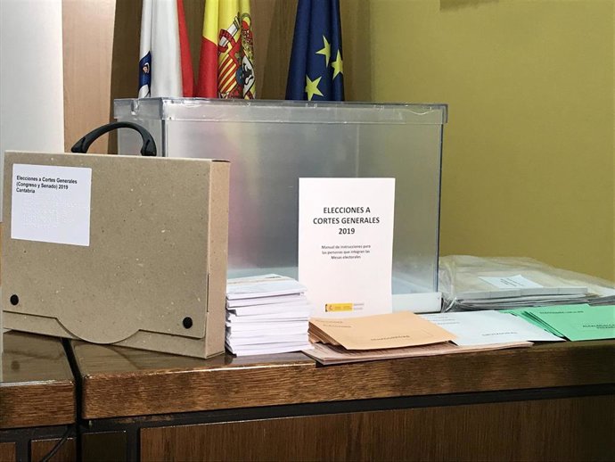 Archivo - Urna para las elecciones generales.