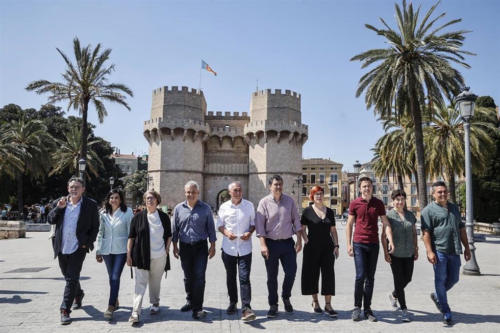 El presidente de Chunta Aragonesista (CHA), Joaquín Palacín (5d); la portavoz de Verdes Equo, Silvia Mellado (2d); el portavoz de Compromís, Joan Baldoví (5i); y el portavoz de Más País en el Congreso, Íñigo Errejón (3d), posan durante la firma del Acu
