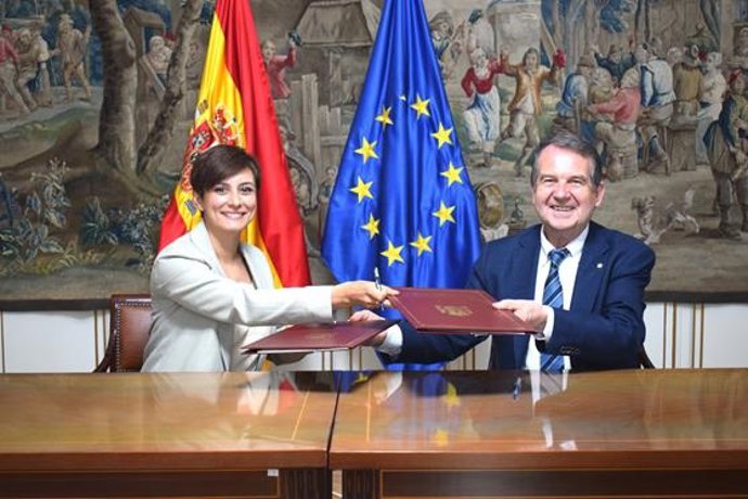 La ministra de Política Territorial, Isabel Rodríguez, y el presidente de la FEMP, Abel Caballero.