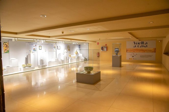 El presidente de Castilla-La Mancha, Emiliano García-Page, ha inaugurado la exposición Vuelta a casa' en el Museo de Cerámica Ruiz de Luna.