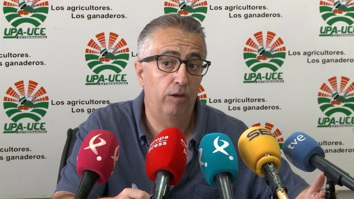 El secretario general de UPA-UCE Extremadura, Ignacio Huertas, en rueda de prensa.