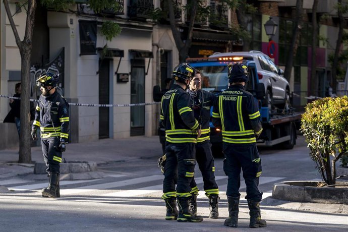 Bomberos del Ayuntamiento de Madrid siguen trabajando en las inmediaciones de la vivienda del barrio Salamanca donde ayer hubo una explosión de gas.
