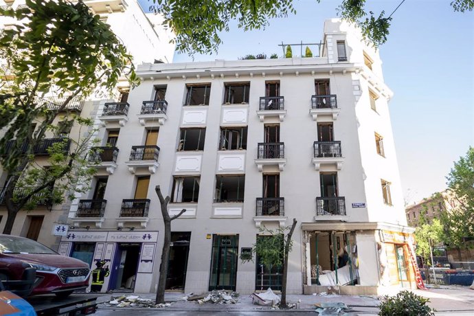 Fachada del edificio del barrio Salamanca donde ayer hubo una explosión de gas, en la calle General Pardiñas, 35.