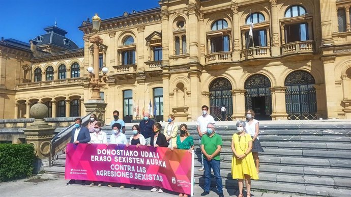 Archivo - Concentración en el Ayuntamiento de San Sebastián contra las últimas agresiones a mujeres en la ciudad.