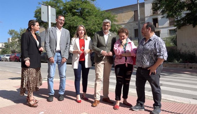El cabeza de lista de la candidatura socialista al Parlamento andaluz, Josele Aguilar; la también candidata Alicia Murillo; la concejala socialista Lorena Doña y el portavoz de la Plataforma en Defensa del Convento de la Trinidad, José Antonio Sedeño