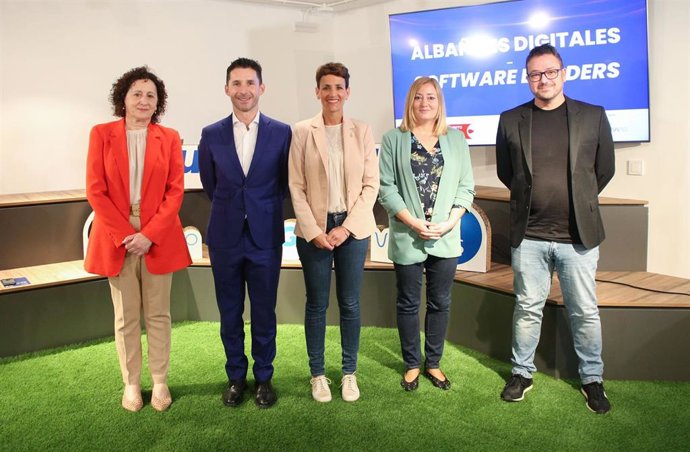 I-D La consejera de Derechos Sociales, Carmen Maeztu; el CEO de Das Nano, Eduardo Azanza; la presidenta de Navarra, María Chivite; la directora gerente del SNE / NL, Miriam Martón, y Sergio Álvarez, arquitecto digital.