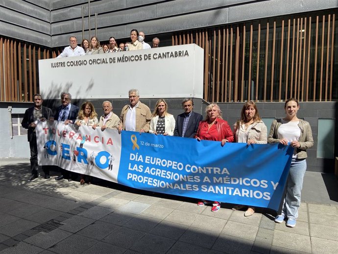 El Foro Sanitario se concentra en el Colegio de Médicos contra la doble agresión del Centro de Salud Los Castros