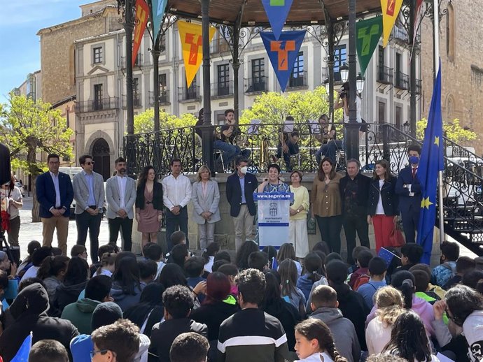 La alcaldesa de Segovia, Clara Luquero, lee el manifiesto del Día de Europa 2022 junto a representantes de todos los grupos políticos del Ayuntamiento.