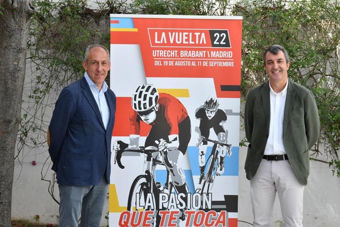 El alcalde de Tomares, José María Soriano, y el director general de La Vuelta, Javier Guillén.