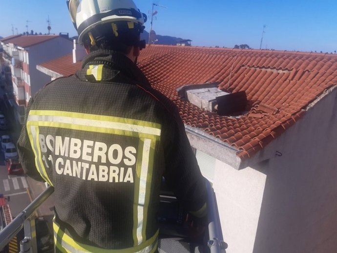 Se derrumba la chimena sobre la solera de un edificio de Colindres
