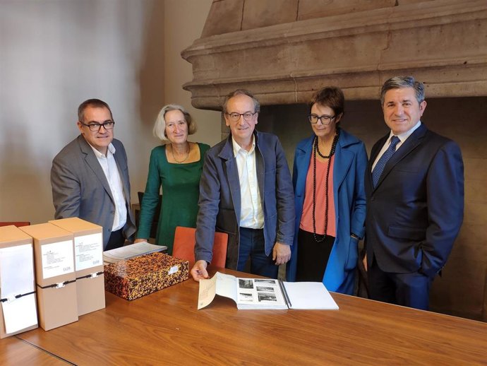 Donación de fondo de Oriol Clos, con el dtor.Gral.De la Fund.Dalí Flix Roca, la colaboradora del estudio de Clos Eullia Bassedas, el arquitecto, la dtora.De los Museus Dalí Montse Aguer y el gerente Joan Manuel Sevillano