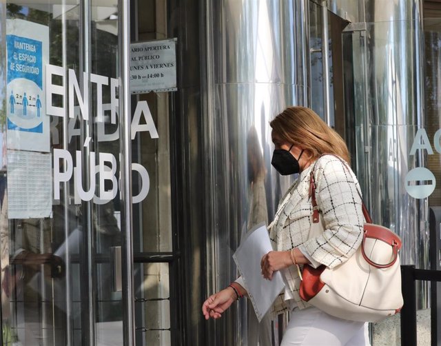 La profesora y presidenta de la universidad CIS, María Díaz de la Cebosa, a su llegada para testificar por el caso ‘Mascarillas’ que investiga la compra de material sanitario en Madrid, en los Juzgados de Plaza de Castilla, a 9 de mayo de 2022, en Madrid 