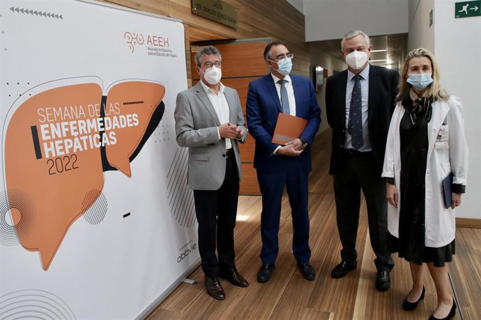 El consejero de Sanidad, Raúl Pesquera, inaugura la conferencia magistral sobre enfermedad hepática oculta