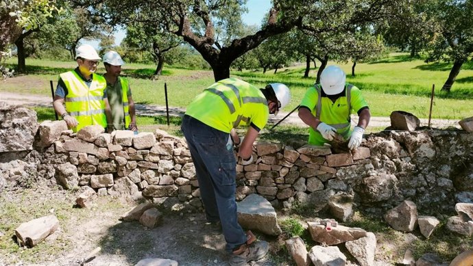 El delegado de Desarrollo Sostenible de la Junta en Córdoba, Giuseppe Aloisio (izda.), visita las obras en la vía pecuaria 'Vereda de Valdecañas', en Cardeña.