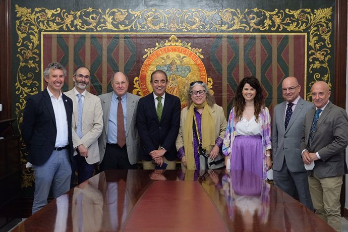 El rector de la Universidad de Sevilla, en el centro de la imagen, tras el acuerdo con los herederos del escultor sevillano José Lafita para la cesión de una escultura sedente de Nebrija.