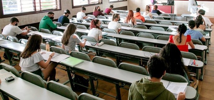 Archivo - Imagen de archivo de un examen de la Selectividad celebrado en la Universidad de La Laguna