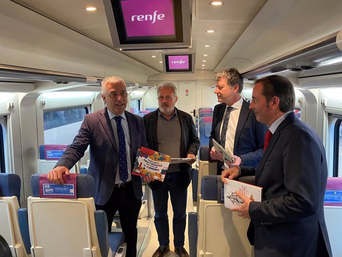 El secretario xeral de Política Lingüística, Valentín García, el gerente del Servicio Público de Renfe en Galicia, Javier Pérez, y su jefe de área comercial, Alberto Martínez, en la presentación de una campaña para promover el día das Letras Galegas