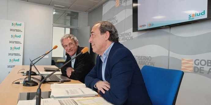 El director general de Asistencia Sanitaria, José María Abad, y el gerente del Servicio Aragonés de Salud, José María Arnal.