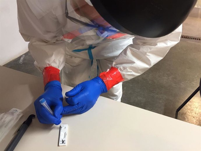 Archivo - Un sanitario realiza una prueba de detección de la COVID-19, en una imagen de archivo.