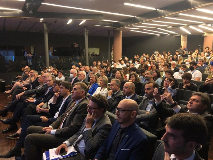 El jefe de la oficina del Parlamento Europeo en Barcelona, Sergi Barrera, y el jefe de la Representación de la Comisión Europea en Barcelona, Manuel Szapiro, en el acto por el Día de Europa.