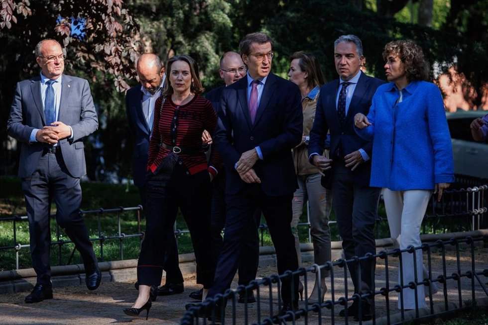 (I-D) La portavoz del Grupo Parlamentario Popular en el Congreso de los Diputados, Cuca Gamarra; el presidente nacional del PP, Alberto Núñez Feijóo; el consejero de Presidencia; coordinador del PP de Andalucía para la campaña electoral y coordinador ge