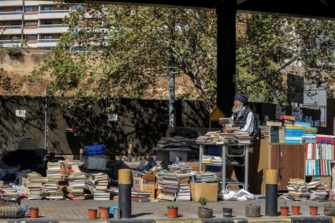 Archivo - Un hombre sin techo en la capital de Líbano, Beirut, en el marco de la crisis económica en el país