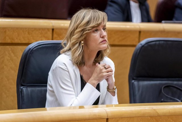 La ministra de Educación y FP, Pilar Alegría, en una sesión de control al Gobierno en el Senado, a 26 de abril de 2022, en Madrid